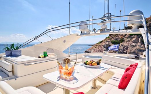 ESTIA YI | 4 Cabins | 9 Guests | 27m